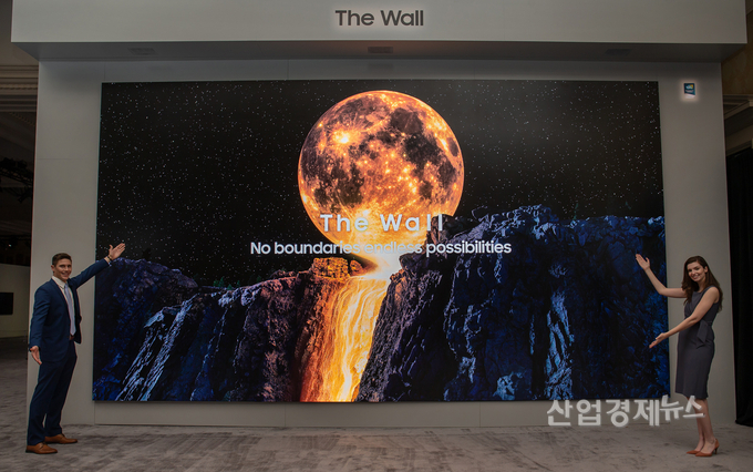 삼성전자 모델이 마이크로 LED 기술을 적용한 삼성전자 더 월 292형 제품을 소개하고 있다. 사진=삼성전자