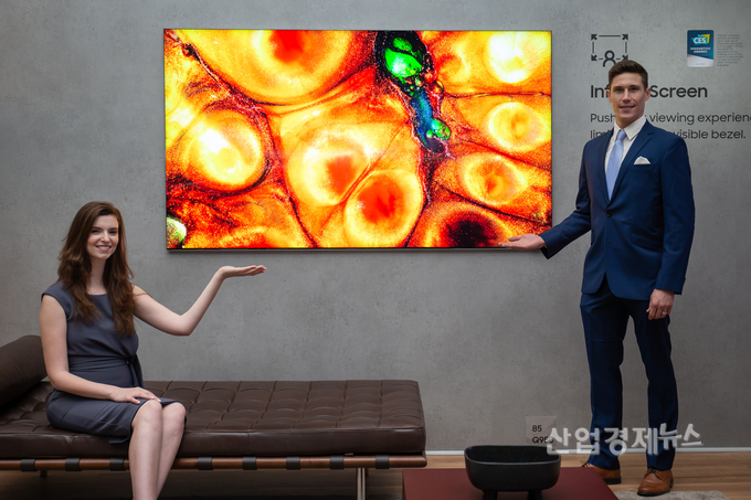 삼성전자 모델이 삼성전자 QLED 8K 85형 신제품을 소개하고 있다. 사진=삼성전자