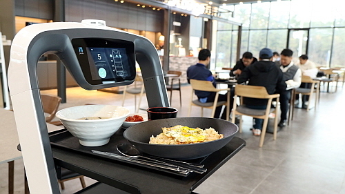 CJ프레시웨이 ‘S라운지’에 도입한 서빙 로봇에 주문 음식이 담겨있는 모습
