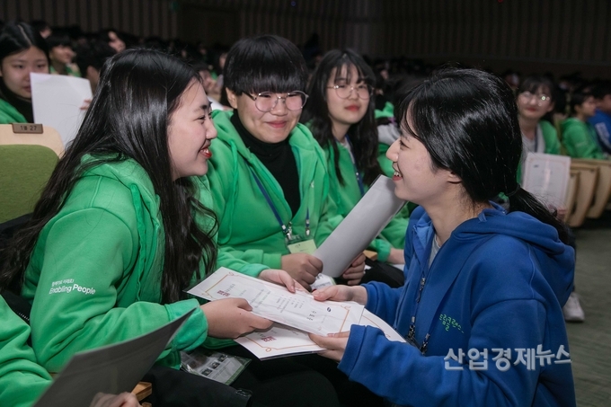 22일 경기도 수원시에 위치한 성균관대학교 자연과학캠퍼스에서 대학생 멘토가 '2020 삼성 드림클래스 겨울캠프'를 마친 중학생에게 수료증을 전달하며 격려하고 있다. 사진=삼성전자