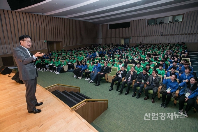 성균관대학교 자연과학캠퍼스에서 정은승 삼성전자 사장이 '2020 삼성 드림클래스 겨울캠프'를 마친 중학생과 대학생들을 격려하고 있다. 사진=삼성전자