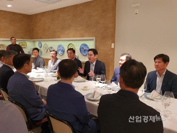 이재용 삼성전자 부회장은 설 연휴 기간에 브라질을 찾아 현장경영을 이어갔다. 사진은 26일(마나우스 현지시간) 이 부회장이 브라질 현지 임직원들과 인사를 나누는 모습. 사진=삼성전자