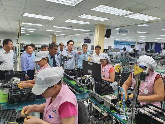 이 부회장이 27일 오전(현지시간) 삼성전자 마나우스 공장 생산라인 스마트폰과 TV조립 공정을 살펴보고 있다. 사진=삼성전자