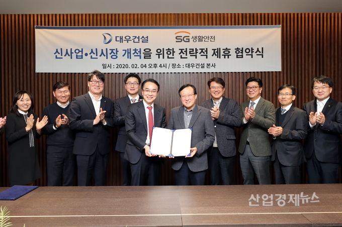 대우건설 신사업본부장 김창환 전무(왼쪽에서 여섯 번째), SG생활안전 이상룡 대표(왼쪽에서 다섯 번째)가 을지로 대우건설 본사에서 전략적 사업제휴를 위한 양해각서를 체결했다. 사진=대우건설