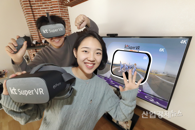 KT 모델들이 슈퍼VR로 8K VR 스트리밍 서비스를 체험하고 있다. 사진=KT