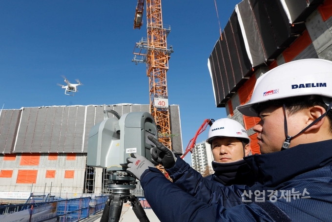 김포에서 건설중인 e편한세상 김포 로얄하임 현장에서 대림산업 직원들이 3D 스캐너와 드론을 활용하여 BIM 설계에 필요한 측량자료를 촬영하고 있다. 사진=대림산업