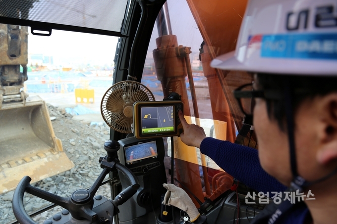 성남에서 건설중인 e편한세상 금빛 그랑메종 현장에서 머신 컨트롤 장비를 장착한 굴삭기를 이용하여 토목 공사를 진행하고 있다. 사진=대림산업