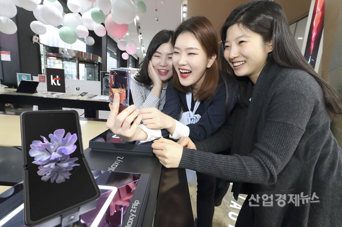 KT는 지난 14일 '갤럭시 Z 플립'을 출시하고 전국매장과 온라인을 통해 판매를 시작했다. 사진=KT