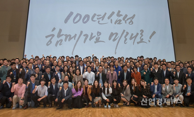 지난해 11월 삼성전자 50주년 기념식에서 이재용 부회장은 "같이 나누고 함께 성장하는 것이 세계 최고를 향한 길"이라며 상생을 강조했다.