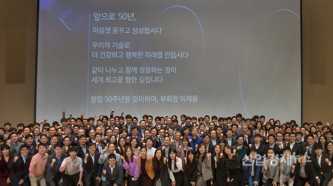 삼성전자 창립 50주년 행사에서 이재용 부회장은 "같이 나누고 함께 성장하는 것이 세계최고를 향한 길"이라며 사회적 책임을 강조했다. 사진=삼성전자