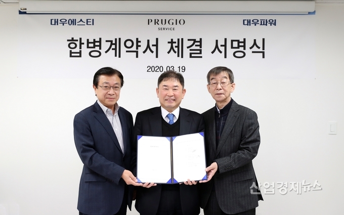 지난 19일 푸르지오서비스 본사에서 열린 ‘합병계약서 체결 서명식’에서 (왼쪽부터) 대우에스티 지홍근대표, 푸르지오서비스 윤우규대표, 대우파워 장복수대표가 합병계약서를 들고 있다. 사진=대우건설