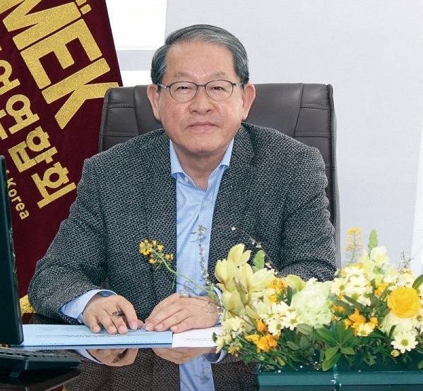 강호갑 중견련 회장이 화훼농가 지원릴레이 순번을 이어받았다. 사진=한국중견기업연합회