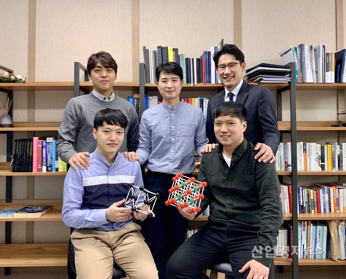 IBS 박정원 연구위원(서울대 교수) 연구팀. 윗줄 왼쪽부터 김성인, 김병효, 박정원 교수, 아랫줄 왼쪽부터 강도훈, 허준영 연구원. 사진=삼성전자