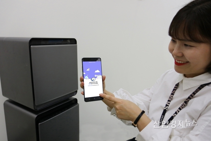 삼성전자서비스 직원이 챗봇 서비스를 소개하고 있다. 사진=삼성전자