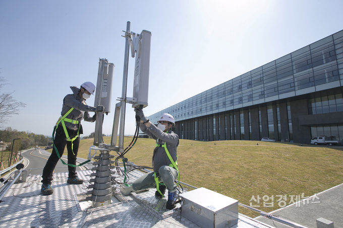 경북 경주의 코로나19 생활치료센터에서 KT 직원들이 기지국을 구축하고 있다. 사진=KT