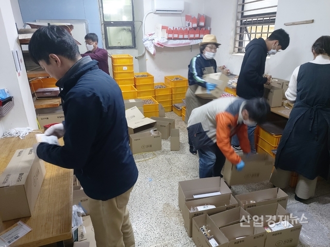 전주비빔빵 직원들이 기부를 위해 비빔빵을 포장하고 있다. 사진=SK이노베이션