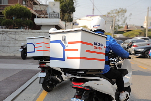 위쿡딜리버리 마케터 배달 모습<사진=위쿡 제공>