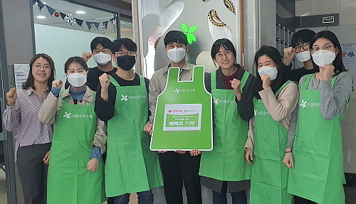 아름다운가게 구성원과 함께 단체 컷...<사진=롯데제과 제공>