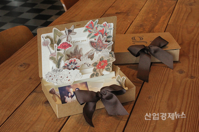 사탕수수 섬유와 재생지로 제작한 플라워박스. 사진=SK이노베이션