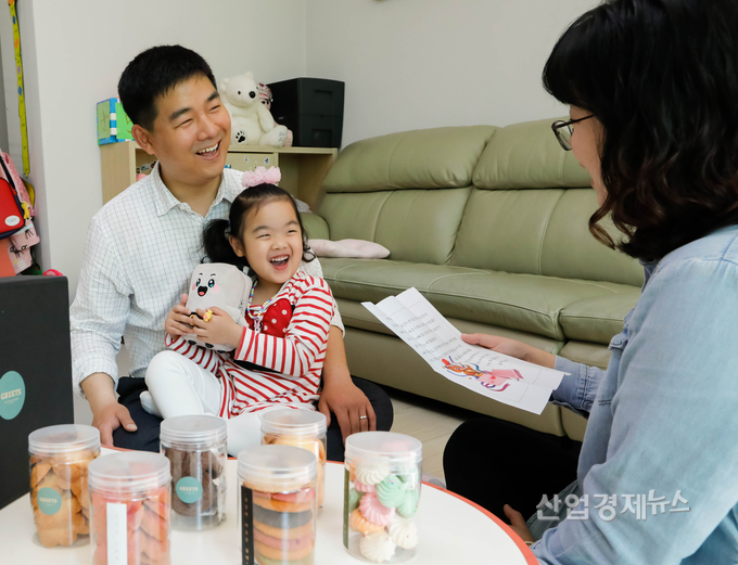 대림 가정의 달 행사에 참여한 임직원 자녀가 아빠가 써준 편지와 선물을 전달받고 있다. 사진=대림산업