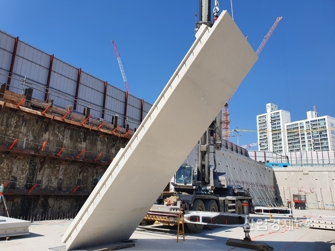 증산2구역 재개발 현장에서 GS건설이 지하주차장 외부 벽체를 국내 최초로 프리캐스트 콘크리트로 시공중인 모습. 사진=GS건설