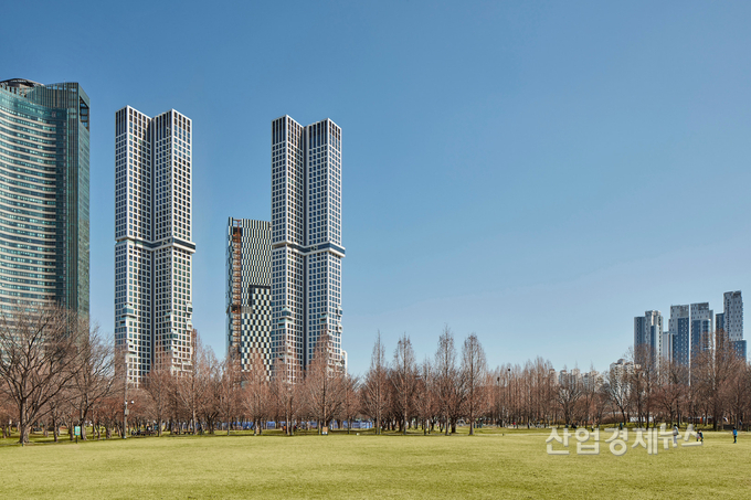 올해 12월 입주를 앞둔 '아크로 서울포레스트'가 3가구를 추가 모집한다. 사진=대림산업