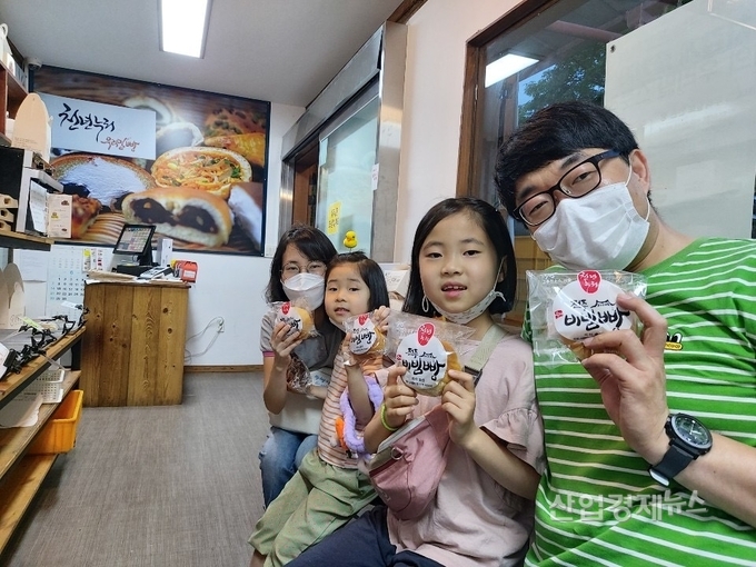 전주비빔빵 전주한옥마을점에 방문하여 ‘착한빵’을 사고 있는 관광객들이 인증샷을 찍고 있다. 사진=SK이노베이션