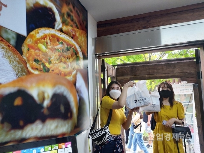 코로나19 경영난에도 대구·경북 의료진에 제과를 기부했던 ‘착한빵’ 전주비빔빵 전주한옥마을점이 세달여만에 문을 열었다. 사진=SK이노베이션