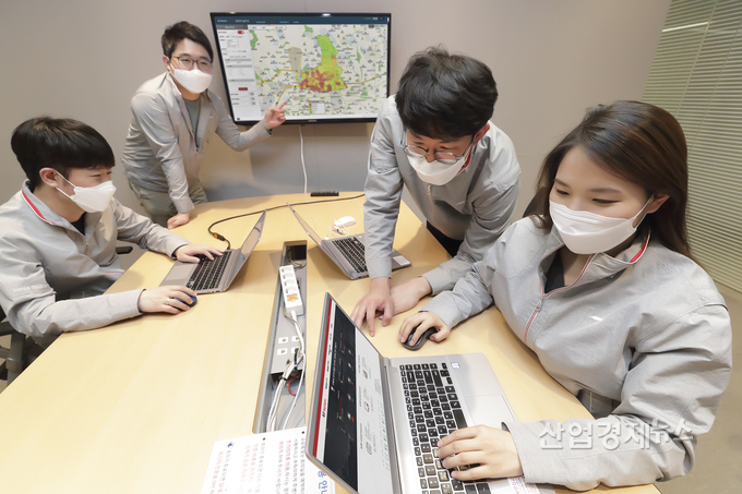 KT 직원들이 KT 빅데이터 솔루션인 빅사이트(BigSight)에서 제공하는 인구 데이터를 살펴보고 있다. 사진=KT