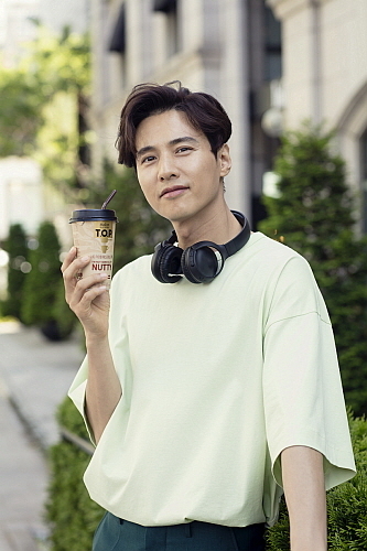 원빈 모델 컷...동서식품 제공