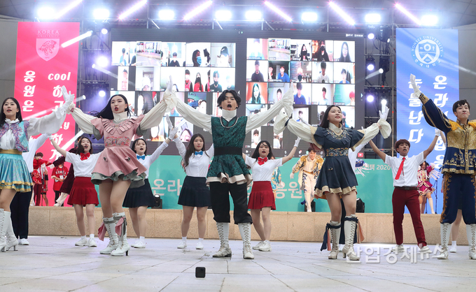 KT가 코로나19로 취소된 캠퍼스 축제를 기다리는 대학생의 마음을 담아 지난 12일 저녁 ‘온라인 라이브 대학 축제’를 진행했다. 사진=KT