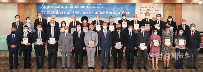허창수 전경련 회장(왼쪽 여덟번째), 해리스 미국 대사(왼쪽 일곱번째), 정경두 국방부장관(왼쪽 열번째)을 비롯한 22개국 참전국 대사들이 18일 육군회관에서 열린 '한국전 발발 70년 참전국 초청 감사회'에서 기념촬영을 하고 있다. 사진=전국경제인연합회