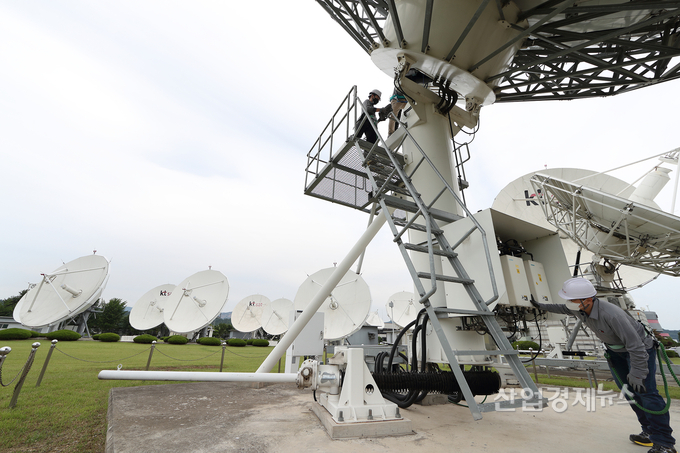 KT SAT는 비전선포식을 갖고 '무궁화위성 6A호를 2024년 발사하는 목표를 발표했다. 사진=KT
