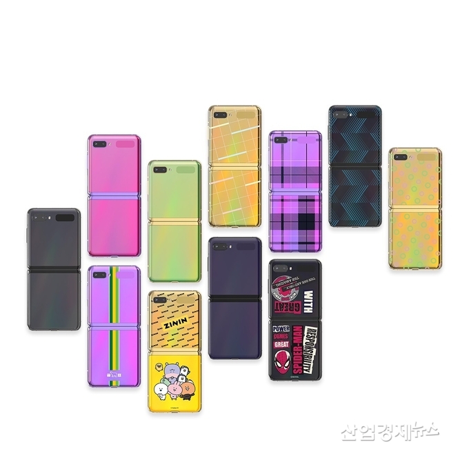 삼성전자가 '갤럭시 Z 플립 커스텀 스킨' 무상 부착 서비스를 진행한다. 사진=삼성전자