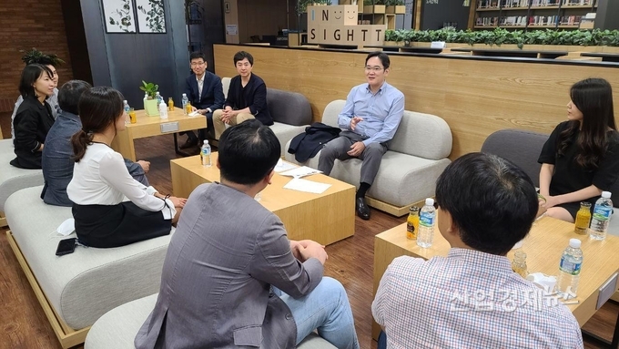 이재용 부회장이 'C랩'을 통해 스타트업에 도전 중인 임직원들과 대화를 나누며 격려하고 있다. 사진=삼성전자