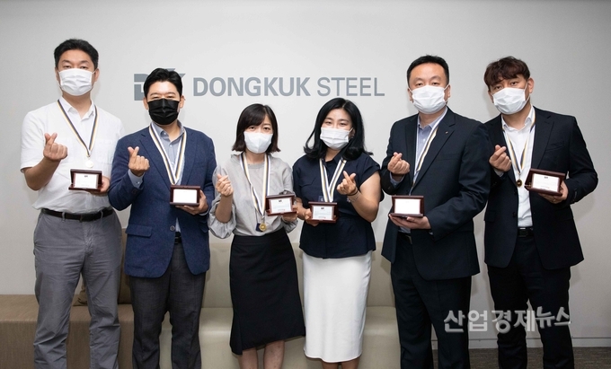 창립 66주년 기념일에 근속상을 수상한 동국제강 직원들 모습. 사진=동국제강