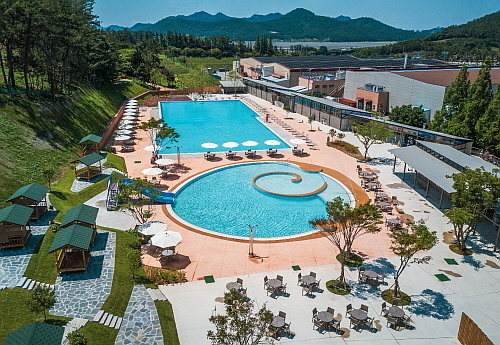 파머스빌리지 야외 수영장 전경...상하농원 제공