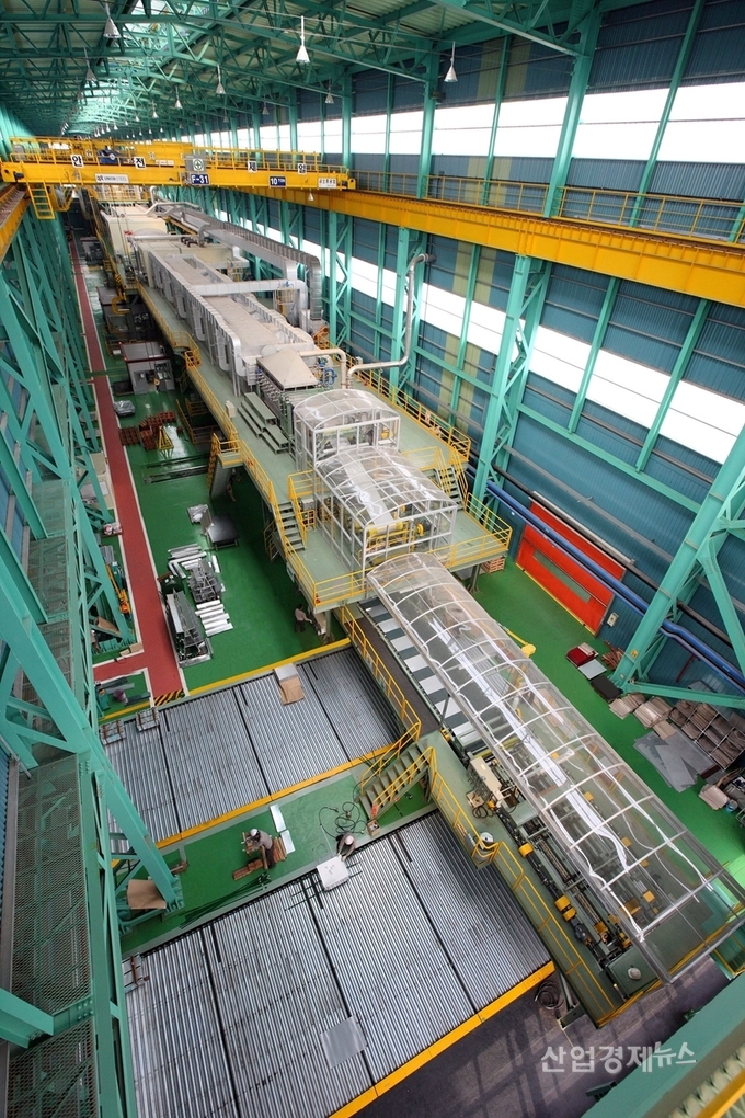 동국제강 부산공장 컬러강판 라인 내부. 사진=동국제강