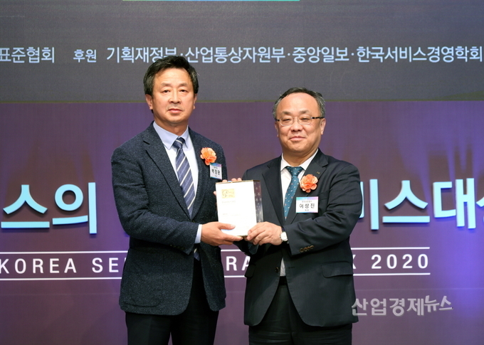 2020 한국서비스대상 아파트부문 종합대상을 수상하는 백정완 대우건설 주택건축사업본부장(왼쪽) 사진=대우건설