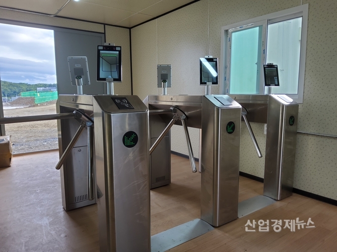 현대건설이 국내건설사 최초로 열화상·안면인식 출입관리시스템을 건설현장에 도입했다. 사진=현대건설