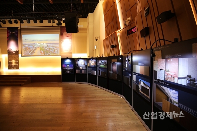 동국제강 본사 을지로 페럼타워에 전시된 2020년 컬러강판 신제품 샘플. 사진=동국제강