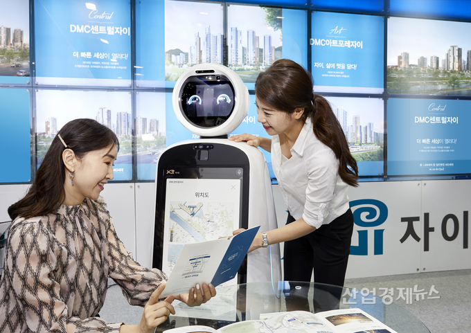 GS건설이 견본주택에 도입한 '자이봇' 사진=GS건설