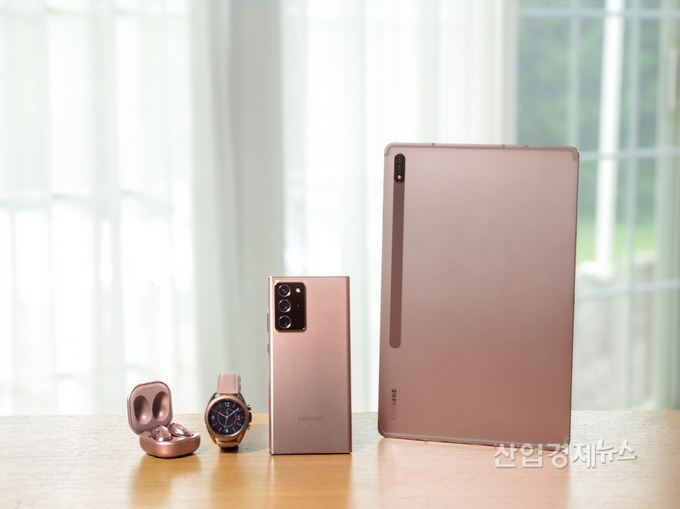 삼성 갤럭시 에코시스템 (우측부터) 탭S7, 노트20울트라, 워치3, 버즈라이브. 사진=삼성전자