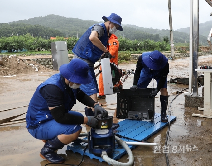 삼성전자서비스가 침수 제품 세척 및 무상점검을 하고 있다. 사진=삼성전자