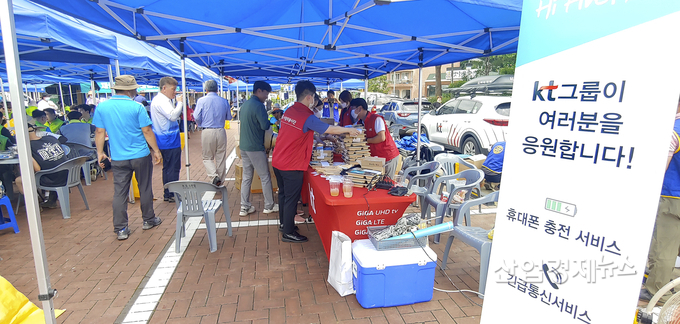 KT 임직원들이 수해 지역 식당을 돕는 ‘사랑의 도시락’을 복구 현장의 자원봉사자들에게 나눠주고 있는 모습. 사진=KT