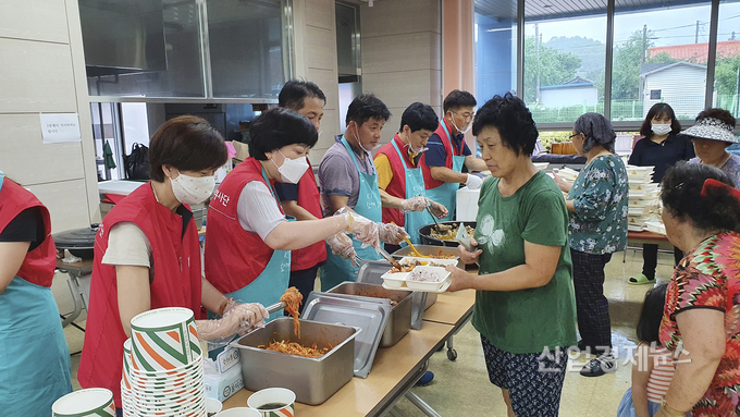 KT 임직원들이 7일부터 강원도 철원군 김화읍 생창리 마을회관에서 이재민과 자원봉사자를 대상으로 ‘사랑의 밥차’ 배식활동을 진행하는 모습. 사진=KT