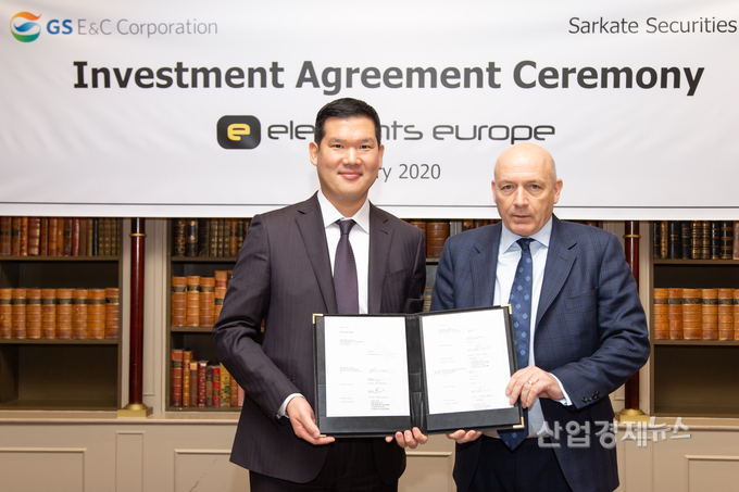 지난 1월 허윤홍 사장과 로랜드 픽스탁 엘리먼츠 社 오너(왼쪽부터)가 영국 엘리먼츠 본사에서 인수를 마무리하는 서류에 서명했다. 사진=GS건설