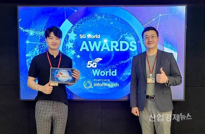 K텔레콤이 ‘5G 월드 어워드’에서 ‘최우수 5G 상용화’ 부문을 수상했다. SK텔레콤 AN개발팀 류탁기 리더(오른쪽)와 박창민 매니저가 시상 화면 앞에서 기념 촬영을 하고 있다. 사진=SK텔레콤