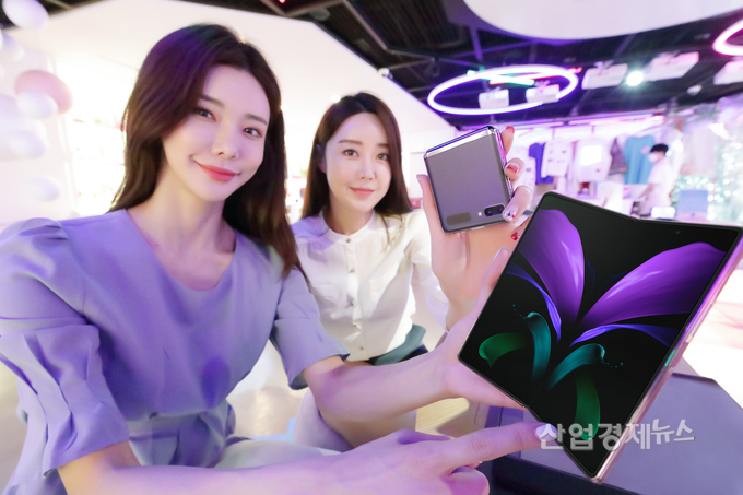 KT는 11일부터 전국 KT 매장 및 공식 온라인 채널 KT샵에서 삼성전자 ‘갤럭시Z폴드2’와 ‘갤럭시Z플립 5G’ 사전예약을 진행한다. 사진=KT