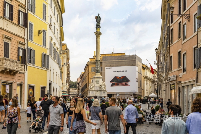 삼성 갤럭시 Z 폴드2 옥외 광고_이탈리아 로마. 사진=삼성전자
